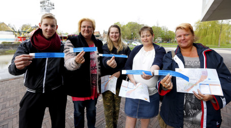 Familie Donker en Baldee met de blauwe polsbandjes.  