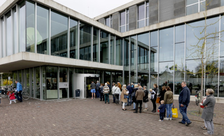 In de rij voor Koningsdag