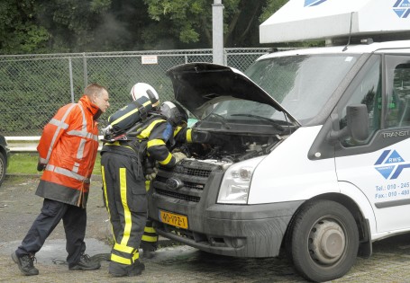 Bestelwagen in brand
