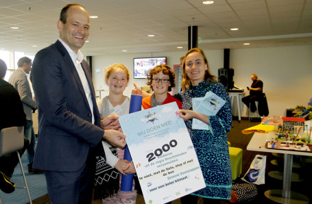 Klimaattop in Dordrecht Wethouder Van der Linden fietste voorafgaand aan de Kinderklimaattop met de afgevaardigde kinderen uit Dordrecht naar de Duurzaamheidsfabriek. De kinderen overhandigden daar de in Dordrecht verzamelde Groene Voetstappen aan Anna Schoemakers, directrice van Klimaatverbond Nederland.