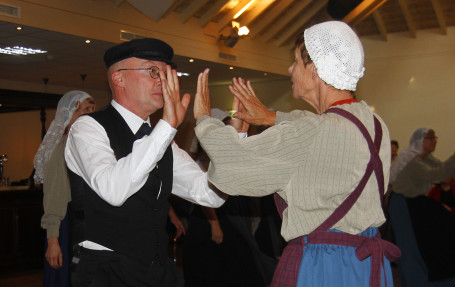 Volksdansen in gebouw SSF 3