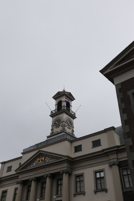 De vlag hangt halfstok op het Dordtse Stadhuis. (Foto: Thymen Stolk)