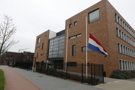 Ook de docenten en leerlingen van het Wartburg College in Dordrecht staan om 12 uur precies stil bij de gebeurtenis in Parijs.  Waar afgelopen vrijdag een 12.00 uur stil bij het bloedbad in Parijs. Per klas gaan zij bidden voor de slachtoffers. (Foto: Thymen Stolk)