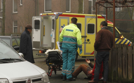 Op de Riouwstraat ging een vrouw onderuit met haar fiets. Ze werd per ambulance naar het ziekenhuis gebracht. 