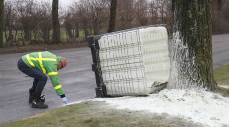 Onderzoek naar gedumpt vat  DORDRECHT - Zaterdagmiddag 23 januari heeft de brandweer aan de Van Leeuwenhoekweg een onderzoek ingesteld naar een aangetroffen vat. Een adviseur  gevaarlijke stoffen van de brandweer zuid holland zuif onderzocht de op straat terechtgekoemn stof uit het vat. Uit metingen van de adviseur bleek het niet te gaan om een gevaarlijke stof.