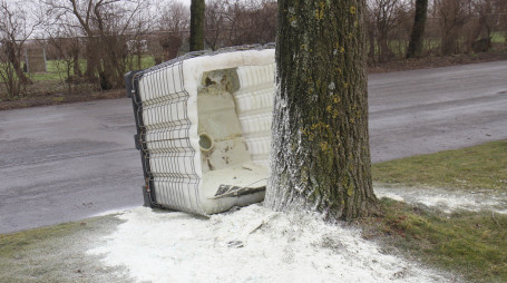 Onderzoek naar gedumpt vat  DORDRECHT - Zaterdagmiddag 23 januari heeft de brandweer aan de Van Leeuwenhoekweg een onderzoek ingesteld naar een aangetroffen vat. Een adviseur  gevaarlijke stoffen van de brandweer zuid holland zuif onderzocht de op straat terechtgekoemn stof uit het vat. Uit metingen van de adviseur bleek het niet te gaan om een gevaarlijke stof.