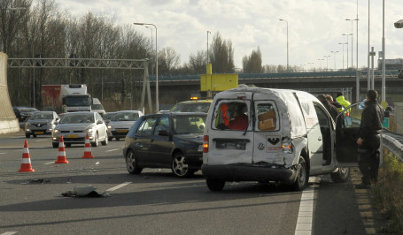 Vrachtwagen botst op personenauto's voor drechttunnel