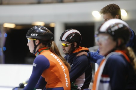 Sjinkie Knegt bereidt zich voor op de training.