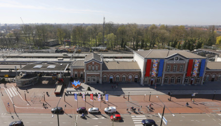 Megakroon op centraal station geplaatst