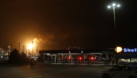 Affakkelen Shell Moerdijk in verre omtrek te zien