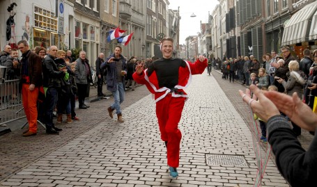 15.000 euro opgehaald tijdens SantaRun Dordrecht 15.000 euro opgehaald tijdens SantaRun Dordrecht DORDRECHT - Zaterdagmiddag liepen er ruim 700 mensen rond door het centrum van Dordrecht.De funloop, heeft 15.000 euro opghaald. De donaties gingen naar VV Oranje wit, OBS Dubbeldam, Rotary Helpt en naar het humanitas Drechtsteden.