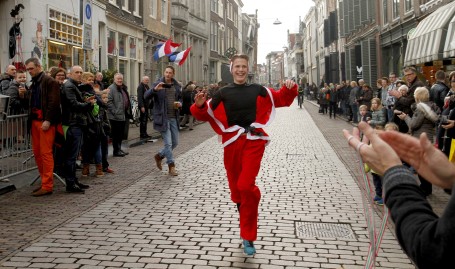 15.000 euro opgehaald tijdens SantaRun Dordrecht DORDRECHT - Zaterdagmiddag liepen er ruim 700 mensen rond door het centrum van Dordrecht.De funloop, heeft 15.000 euro opghaald. De donaties gingen naar VV Oranje wit, OBS Dubbeldam, Rotary Helpt en naar het humanitas Drechtsteden.