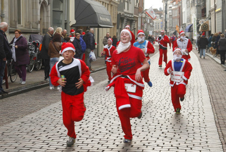 15.000 euro opgehaald tijdens SantaRun Dordrecht DORDRECHT - Zaterdagmiddag liepen er ruim 700 mensen rond door het centrum van Dordrecht.De funloop, heeft 15.000 euro opghaald. De donaties gingen naar VV Oranje wit, OBS Dubbeldam, Rotary Helpt en naar het humanitas Drechtsteden.