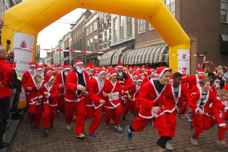 15.000 euro opgehaald tijdens SantaRun Dordrecht DORDRECHT - Zaterdagmiddag liepen er ruim 700 mensen rond door het centrum van Dordrecht.De funloop, heeft 15.000 euro opghaald. De donaties gingen naar VV Oranje wit, OBS Dubbeldam, Rotary Helpt en naar het humanitas Drechtsteden.